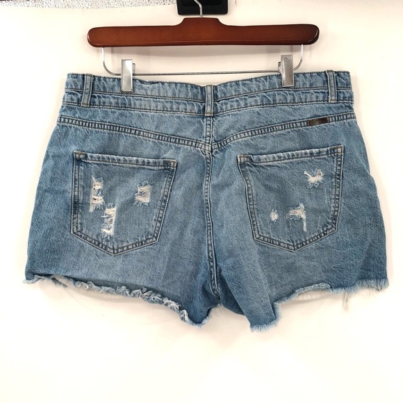 KANCAN Sarah High Rise Fray Hem Mom Shorts 15 / 31 Light Blue Denim Cut Off Rips - Picture 6 of 10